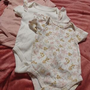 le Top Bebe Like New Floral and Solid Baby Onesies Set